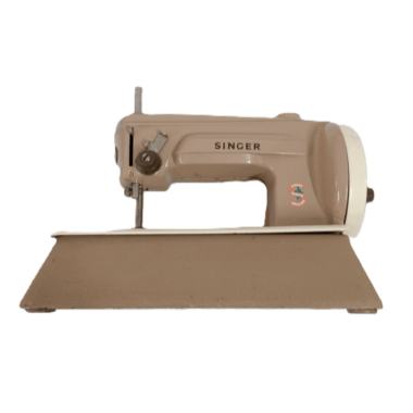 Old Style classic sewing machine in miniature with the Singer© logo in red.